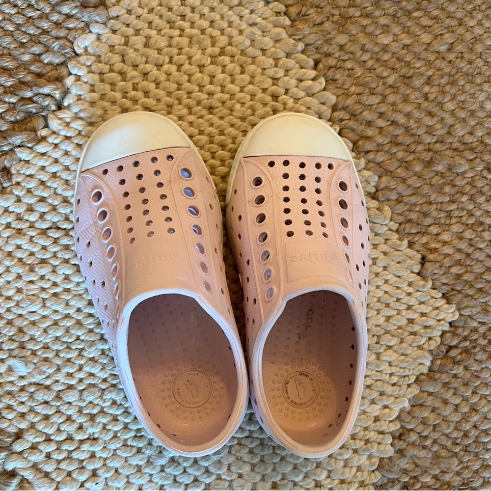Pink native shoes C8